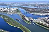 Air Products hat den Baubeginn einer Anlage für blauen Wasserstoff am bestehenden Wasserstoffproduktionsstandort im niederländischen Rotterdam verkündet. Sie soll 2026 in Betrieb gehen und unter anderem die Rotterdamer Raffinerie von Exxonmobil bedienen.Neben besagter Raffinerie will Air Products mit der kommenden Anlage, die laut Betreiber Europas größte Produktionsstätte für blauen Wasserstoff sein wird, weitere Kunden über das firmeneigene Wasserstoffleitungsnetz bedienen. Das Abscheidesystem soll CO2 aus der bestehenden Wasserstoffanlage von Air Products und der Raffinerie von Exxonmobil in Rotterdam erfassen. Die kommende Anlage soll mit dem Porthos-System verbunden sein, einem Konsortium, das das erste niederländische CO2-Transport- und Speichersystem in großem Maßstab entwickelt und kürzlich die endgültige Investitionsentscheidung erhalten hat. Neben Kohlendioxid aus anderen Industriebetrieben im Rotterdamer Hafen soll das erfasste CO2 zu erschöpften Erdgasfeldern in der Nordsee transportiert werden. Etwa 20 km vor der Küste soll es 3 km unter dem Meeresboden dauerhaft gespeichert werden. Porthos ermöglicht es Air Products, seine CO2-Emissionen im Hafen von Rotterdam um mehr als die Hälfte zu reduzieren. Dies hilft dem Unternehmen bei der Erreichung der Zielvorgaben des niederländischen Klimaabkommens. Gleichzeitig arbeitet Air Products laut eigener Aussage daran, seine Aktivitäten und die seiner Kunden weiter zu dekarbonisieren, indem grüner Wasserstoff aus importierten erneuerbaren Energien im Hafen von Rotterdam verfügbar wird. Das Projekt wird im Rahmen langfristiger Vereinbarungen mit Exxonmobil und dem niederländischen Staat durchgeführt. Air Products blauer Wasserstoff soll Kunden bei der Industrie- und Mobilitätswende helfen und gleichzeitig Arbeitsplätze in einem bedeutenden Industriegebiet schaffen und erhalten. Laut Dr. Samir J. Serhan, COO von Air Products, suchen Industrieunternehmen in Rotterdam „ständig nach Möglichkeiten, Synergien zu realisieren, Skaleneffekte zu erzielen, die Energieeffizienz zu steigern und letztendlich zu dekarbonisieren.“