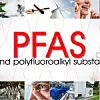 Infografik zu PFAS: Per- und polyfluorierte Alkylsubstanzen sind wasser-, schmutz-, und fettabweisend. Deshalb finden sie in einer Vielzahl von industriellen Prozessen und Produkten Verwendung, in Deutschland werden sie an sechs Standorten produziert. Sie gelten jedoch als gesundheitsgefährdend, beispielsweise krebserregend – weshalb sie womöglich von der EU verboten werden. Es gibt zwar bereits manche PFAS-Alternativen, in vielen Anwendungen und Produkten sind sie jedoch nicht zu ersetzen. Die Stoffgruppe umfasst etwa 10.000 einzelne Substanzen. Industrievertreter sehen ein PFAS-Verbot hinsichtlich Produktionsengpässen, Abwanderung, Stellenabbau und steigender Kosten sehr kritisch: Anlagen- und Maschinenbauer, die Kunststoff-, Kautschuk-, Oberflächentechnik-, Schmierstoff- und Medizintechnik-Branche sowie Unternehmen, die Produkte zur Energiewende und klimaneutralen Transformation wie Wasserstoff, E-Autos und Wärmepumpen herstellen, sind gegen ein generelles Verbot von per- und polyfluorierten Alkylsubstanzen und/oder Fluorpolymeren.