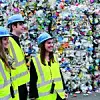Das Recyda-Team Anna Zießow, Christian Knobloch, Vivian Loftin (v. l.) beim Besuch einer Sortieranlage für Leichtverpackungen