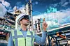 Mann arbeitet mit Augmented-Reality-Funktionalitäten