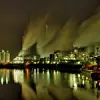 Industriepark bei Nacht, vom Fluss aus fotografiert