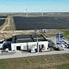 Das grüne Ammoniak-Werk in Ramme, Dänemark. Im Hintergrund der Solar- und Windpark für die Energieversorgung.