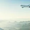 Lufthansa-Flugzeug über grüner Landschaft