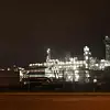 Shell-Raffinerie in Rotterdam bei Nacht