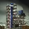 Chemieanlage bei Nacht