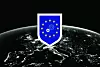 EU-Flagge auf einem Schutzschild. Im Hintergrund ist ein Teil der Erdkugel.