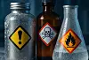 Symbolbild: Chemikalienbehälter mit verschiedenen Gefahrensymbolen