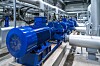 Blaue Industriepumpe in einer Werkhalle.