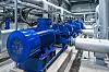 Blaue Industriepumpe in einer Werkhalle.