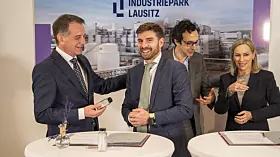 Nach der Vertragsunterzeichnung, von links: Jürgen Fuchs, Vorsitzender der Geschäftsführung BASF InfraService & Solutions Lausitz GmbH, Antoine Boussard, CEO Infinite Loop Europe, Julien Touati, CEO der Reed – Société Générale Group, Vera Felbermayer, Bereichsleiterin Technik und Infrastruktur der BASF InfraService & Solutions Lausitz GmbH.
