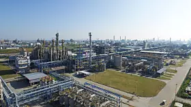 Evonik hat vor, in den nächsten Jahren die Kapazitäten für hydroxylterminierte Polybutadiene in Deutschland und Asien auszubauen. Eine erste Ausbauphase ist für das 2. Quartal 2027 angedacht.