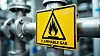 Gelbes Warnschild für brennbares Gas an Metallrohr in einer Industrieanlage.