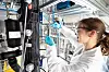 Das Fraunhofer ISE hat ein energiesparendes Syntheseverfahren für das Gas Diemethylether entwickelt. Das Gas ist ein aussichtsreicher Wasserstoff-Träger, weil es unter anderem eine höhere volumetrische Energiedichte als beispielsweise Ammoniak hat.