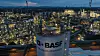 BASF-Harnstoff-Prillturm vor erleuchteter Chemieanlage in Ludwigshafen bei Dämmerung