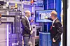 Messe-Aufnahme von der IFAT Munich 2024; Ein Aussteller und ein Besucher diskutieren Rohrleitungen zur Wasseraufbereitung, für Trinkwasser oder Chemieprozesse.