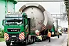 MAN-Schwertransport mit großem Metallzylinder in einem Industriegebiet