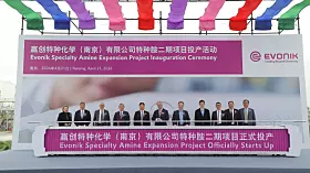 Bühne mit Evonik-Banner und Delegierten bei einer Einweihungszeremonie in Nanjing