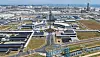Luftaufnahme eines großen Industriestandorts mit Solardächern und Anlagen nahe der Küste