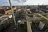 Weitwinkelansicht eines Chemiewerks mit dichtem Netz aus Rohren und Tanks