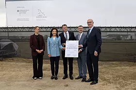 Eva-Maria Dichtl (Leitung H2 & PtL bei ENERTRAG), Bundeswirtschaftsministerin Katherina Reiche, Jan Toschka (CEO Zaffra), Dr. Gunar Hering (CEO ENERTRAG), Ministerpräsident Dr. Dietmar Woidke