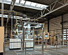 Automatisierte Abfüllanlage mit Großbehältern in einer Industriehalle