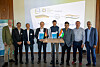 Prof. Dr.-Ing. Thomas von Unwerth, Vorstandsvorsitzender von HZwo e. V., und Dr. Vishnu Budama, CEO des Pune Hydrogen Valley, unterzeichneten während des Delegationsbesuchs ein Memorandum of Understanding (MoU) zur Vertiefung der Zusammenarbeit ihrer Wasserstoffökosysteme. Zur Delegation gehörten zudem Dr. Ashish Kishore Lele (Direktor des CSIR–National Chemical Laboratory), Sushil Ramdasi (Deputy Director der Automotive Research Association of India) sowie Sunil Dhole (Gründer, Direktor und CTO von JNK Chemdist).