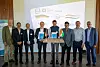 Prof. Dr.-Ing. Thomas von Unwerth, Vorstandsvorsitzender von HZwo e. V., und Dr. Vishnu Budama, CEO des Pune Hydrogen Valley, unterzeichneten während des Delegationsbesuchs ein Memorandum of Understanding (MoU) zur Vertiefung der Zusammenarbeit ihrer Wasserstoffökosysteme. Zur Delegation gehörten zudem Dr. Ashish Kishore Lele (Direktor des CSIR–National Chemical Laboratory), Sushil Ramdasi (Deputy Director der Automotive Research Association of India) sowie Sunil Dhole (Gründer, Direktor und CTO von JNK Chemdist).