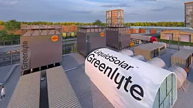 Dachanlage mit mehreren technischen Modulen und großen Aufdrucken der Marken greentye und sallosolar.