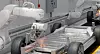 Roboterarm schweißt an einem metallischen Fahrgestell in einer Automobilproduktionshalle.