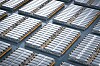 Luftbild vieler Batteriepacks in ordentlichen Reihen auf einer großen Freifläche.