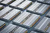 Luftbild vieler Batteriepacks in ordentlichen Reihen auf einer großen Freifläche.