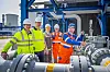 Vier Arbeiter in Schutzkleidung vor großen Rohrleitungen in einer Industrieanlage; Bei einem Treffen in Lingen wurde jetzt symbolisch der Wasserstoff auf die Reise geschickt von (Foto v.l.) Dennis Hoeveler, Bereichsleiter Technik bei Nowega, Thomas Hüwener, CEO von OGE, Thomas Basten, CEO von SYNEQT, Nikolaus Valerius, CEO RWE Generation, und Andreas Kuhlmann, Vorstandsvorsitzender des Deutschen Wasserstoffverbandes.
