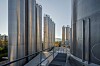 Große Edelstahltanks in einer Industrieanlage mit Metallstegen und Abendlicht.