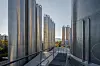 Große Edelstahltanks in einer Industrieanlage mit Metallstegen und Abendlicht.