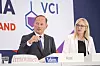 Zwei VCI-Vertreter sitzen an einem Konferenztisch vor einem VCI-Hintergrund.