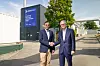 Zwei Männer geben sich vor einem Centrica-Gebäude die Hand.