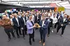 Gruppe von Gästen und Mitarbeitenden bei einem Kundenevent im Covestro Pilot Plant in einer Industriehalle.