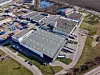 Luftaufnahme des Endress+Hauser-Campus in Cernay mit mehreren Industrie- und Verwaltungsgebäuden sowie Solardächern.