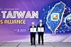 Zwei Männer stehen auf einer Bühne vor einer großen Taiwan-Grafik und einer leuchtenden Kartenillustration.